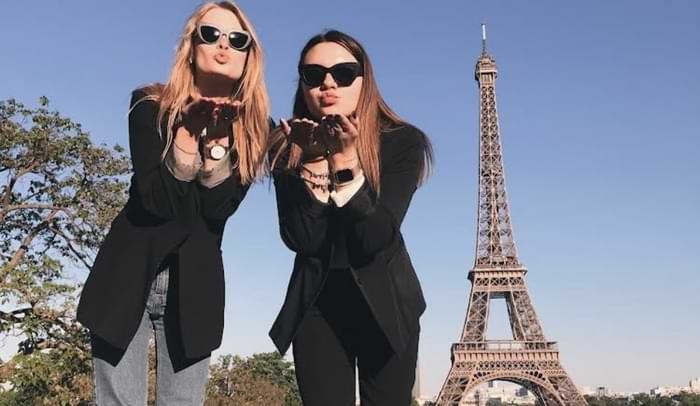 jeunes femmes lesbiennes pour rencontre à Paris devant la Tour Eiffel