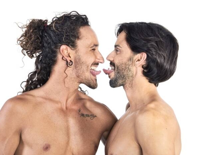 gay-sexy-couple-dating-app